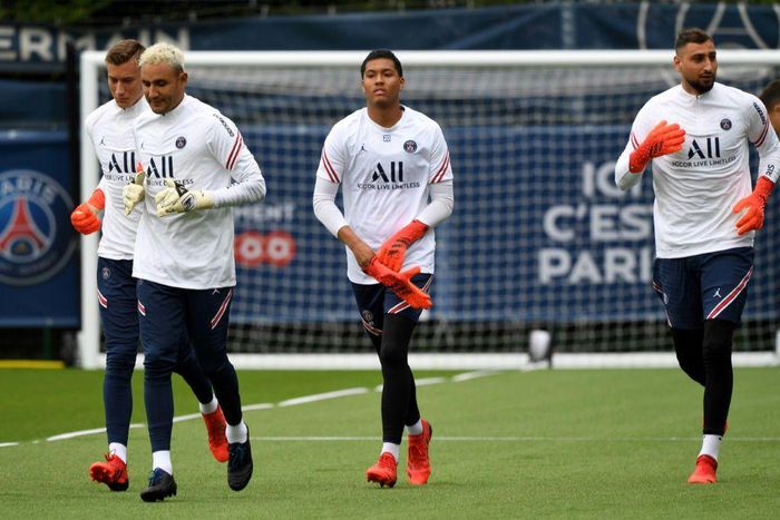 Donnarumma (right) with Navas (second left) at PSG training on Thursday