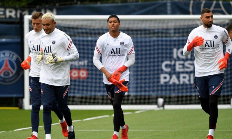 Donnarumma (right) with Navas (second left) at PSG training on Thursday