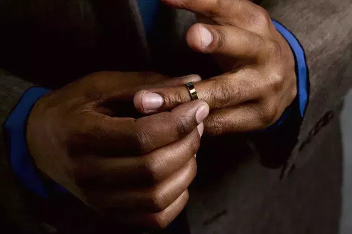 Man pullling off wedding ring [Credit: Le Club/Symphonie Getty Images]