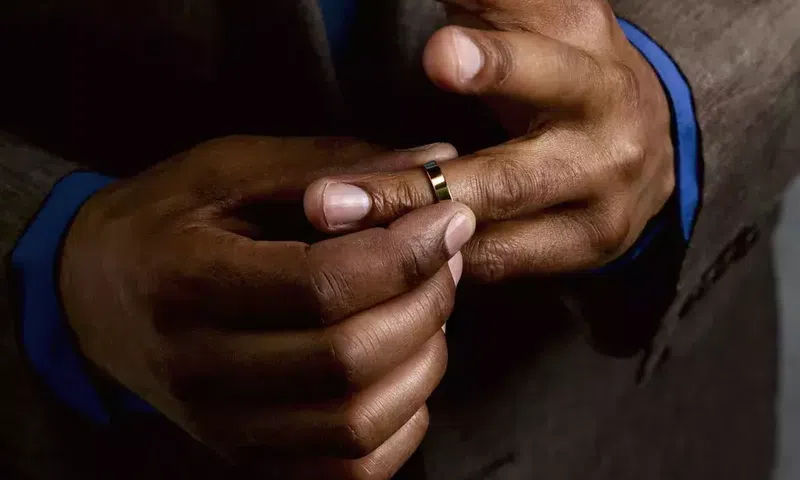 Man pullling off wedding ring [Credit: Le Club/Symphonie Getty Images]