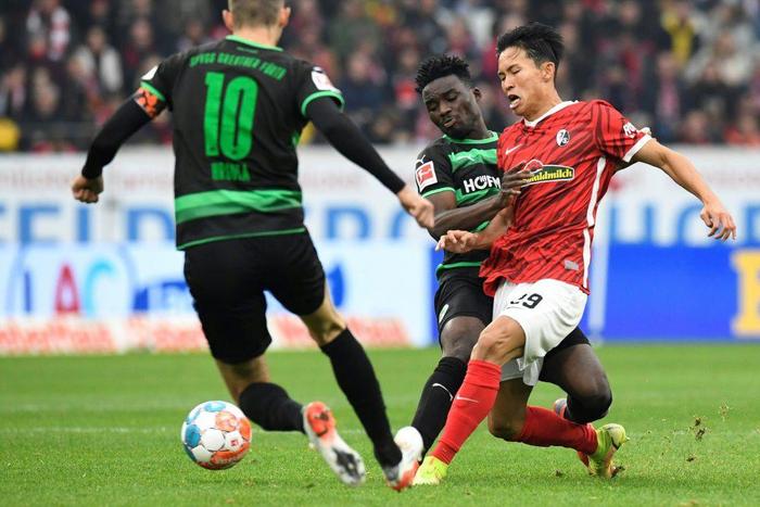 Freiburg's South Korean midfielder Jeong Woo-yeong (R) is relishing facing Bayern Munich on Saturday
