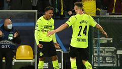 Dortmund's Dutch forward Donyell Malen (L) celebrates his first goal for the club
