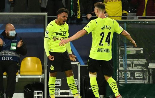Dortmund's Dutch forward Donyell Malen (L) celebrates his first goal for the club