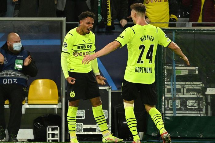 Dortmund's Dutch forward Donyell Malen (L) celebrates his first goal for the club
