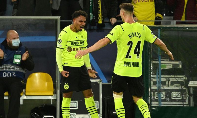 Dortmund's Dutch forward Donyell Malen (L) celebrates his first goal for the club