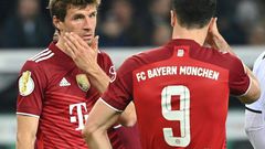 Thomas Mueller (L) backs Bayern Munich team-mate Robert Lewandowski (R) to win the Ballon d'Or on Monday