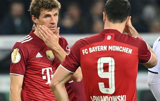 Thomas Mueller (L) backs Bayern Munich team-mate Robert Lewandowski (R) to win the Ballon d'Or on Monday