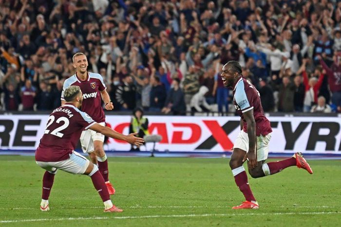 West Ham striker Michail Antonio (R) celebrates after scoring against Leicester