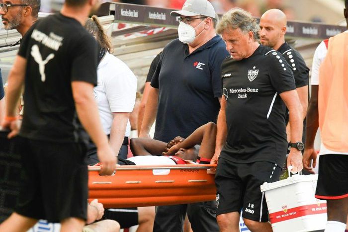 Stuttgart's Dutch forward Mohamed Sankoh was stretchered off with a leg injury