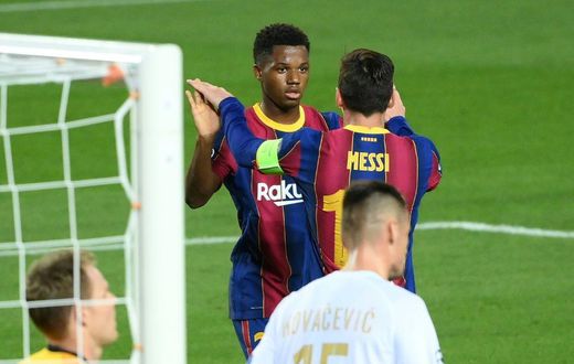 Barcelona's new number 10 (centre) with the legendary former holder of the shirt in 2020