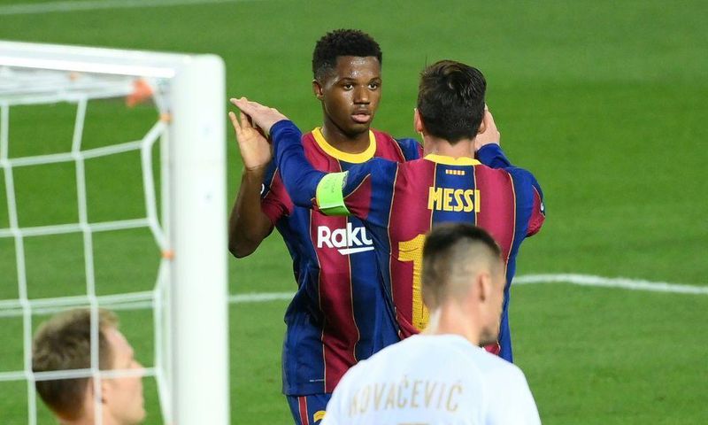 Barcelona's new number 10 (centre) with the legendary former holder of the shirt in 2020