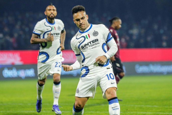Lautaro Martinez celebrates his goal against Salernitana