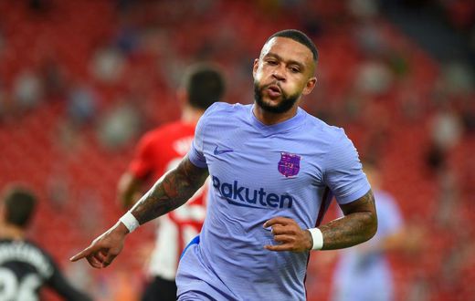 Memphis Depay celebrates after scoring Barcelona's equaliser against Athletic Bilbao