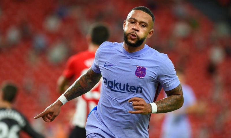 Memphis Depay celebrates after scoring Barcelona's equaliser against Athletic Bilbao