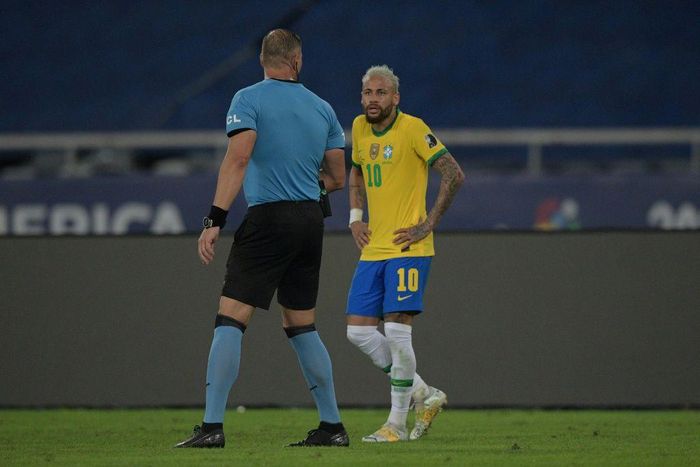 Argentine referee Nestor Pitana, left, speaks with Brazil's Neymar during the Copa America football tournament group phase match between Brazil and Colombia on Wednesday in Rio de Janeiro