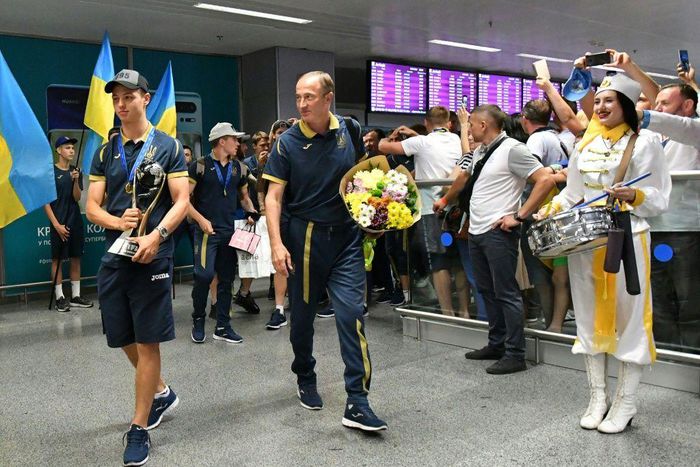 Ukraine's new acting coach  Oleksandr Petrakov (centre) led the nation's Under 20 team to victory in the FIFA U20 World Cup in 2019