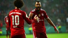 Bayern Munic striker Eric Maxim Choupo-Moting (R) celebrates scoring against Bremer with Leroy Sane
