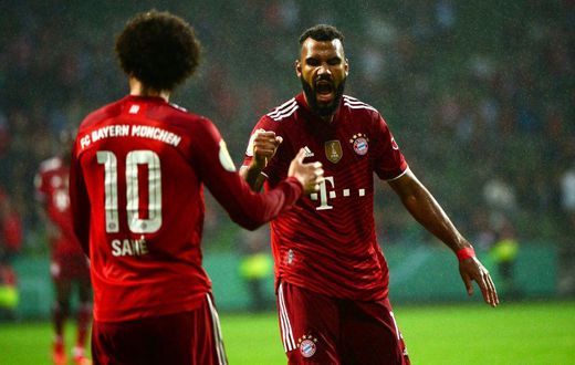 Bayern Munic striker Eric Maxim Choupo-Moting (R) celebrates scoring against Bremer with Leroy Sane