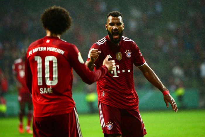 Bayern Munic striker Eric Maxim Choupo-Moting (R) celebrates scoring against Bremer with Leroy Sane