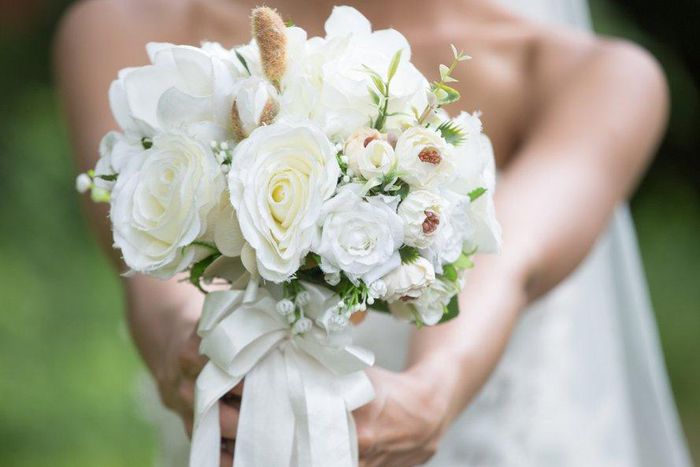 bride outdoor wedding bouquet