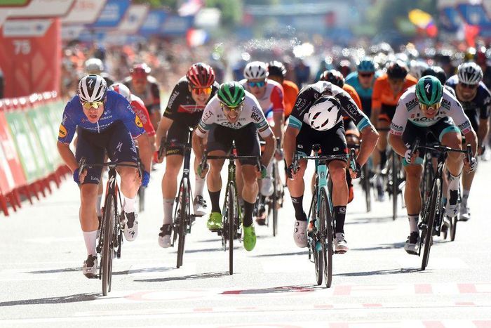 Jasper Philipsen wins stage 2 of the Vuelta