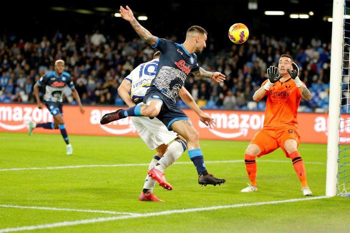 Matteo Politano tries to force a winner for Napoli, who wore a special kit in honour of Diego Maradona