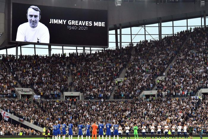 Tottenham and Chelsea players observe a minute's applause for Jimmy Greaves