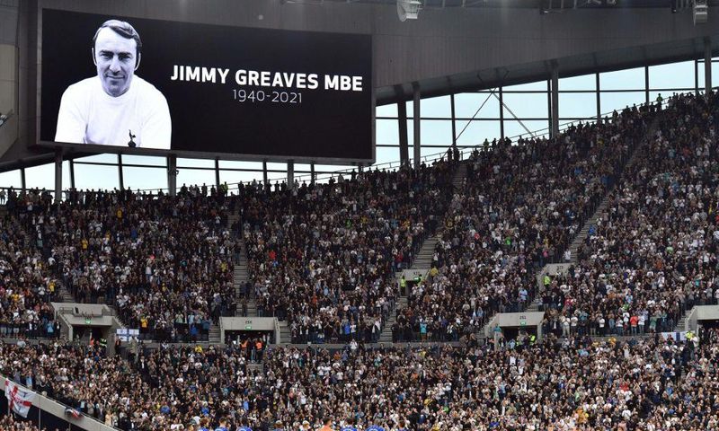 Tottenham and Chelsea players observe a minute's applause for Jimmy Greaves