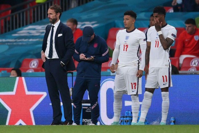 England manager Gareth Southgate (L) says he received more abuse over his support for coronavirus vaccines than his controversial decisions in the Euro 2020 final