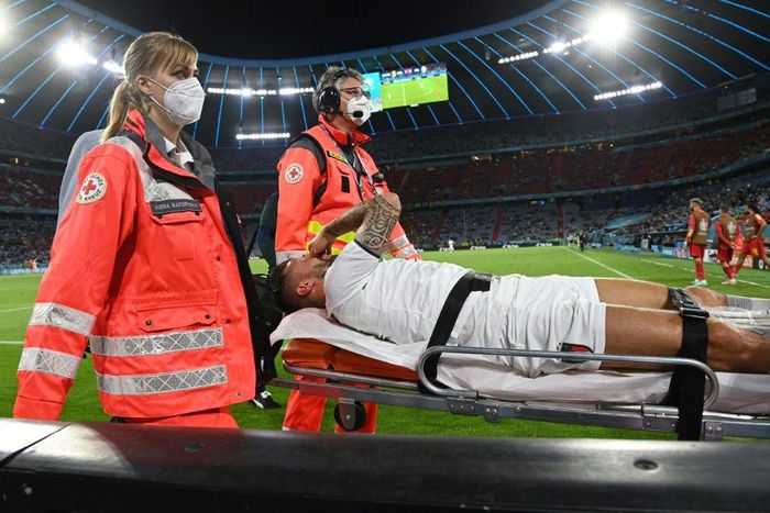 Spinazzola had to be stretchered off the pitch