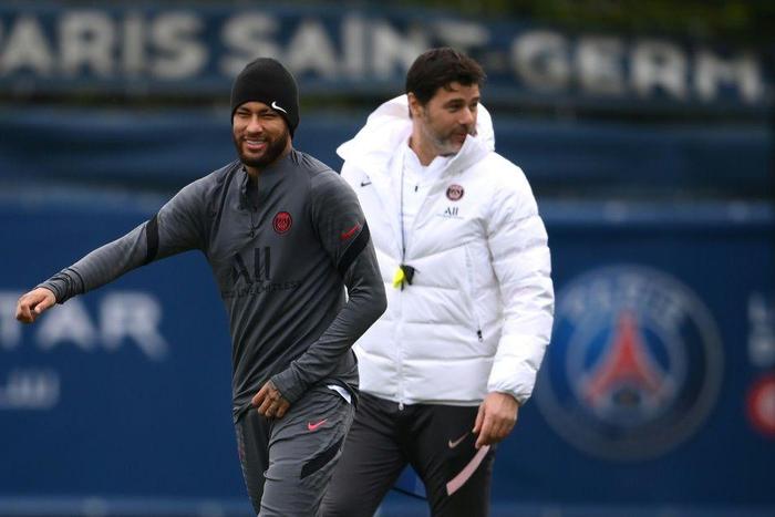 Neymar with PSG coach Mauricio Pochettino at a training session on Monday