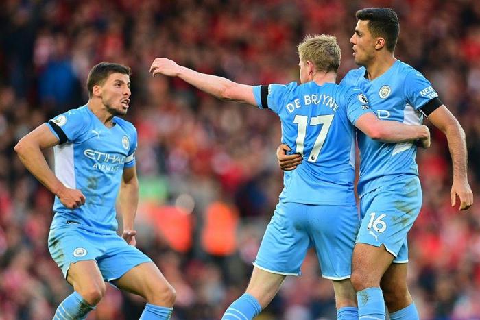 Kevin De Bruyne's (centre)strike salvaged a 2-2 draw for Manchester City at Liverpool