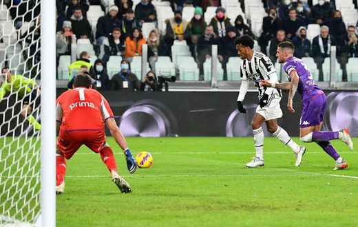 Juan Cuadrado lines up his match-winning shot against Fiorentina