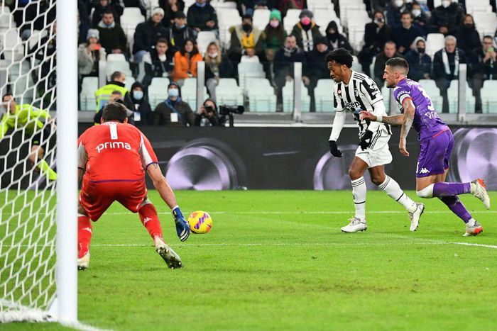 Juan Cuadrado lines up his match-winning shot against Fiorentina