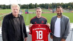 Bayern Munich new signing Marcel Sabitzer (C) flanked by club CEO Oliver Kahn (L) and sports director Hasan Salihamidzic (R)