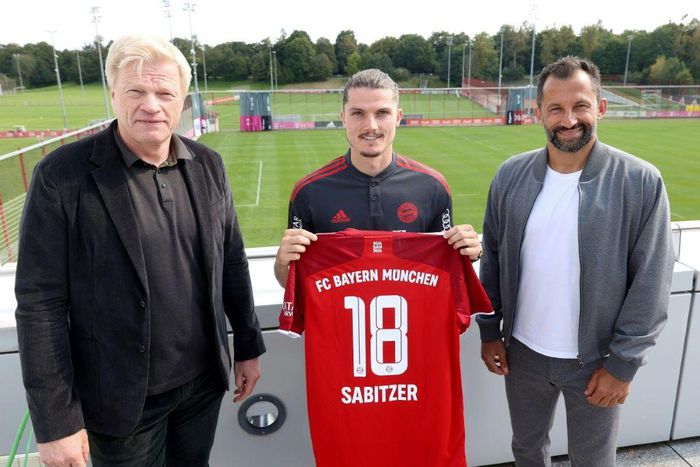 Bayern Munich new signing Marcel Sabitzer (C) flanked by club CEO Oliver Kahn (L) and sports director Hasan Salihamidzic (R)