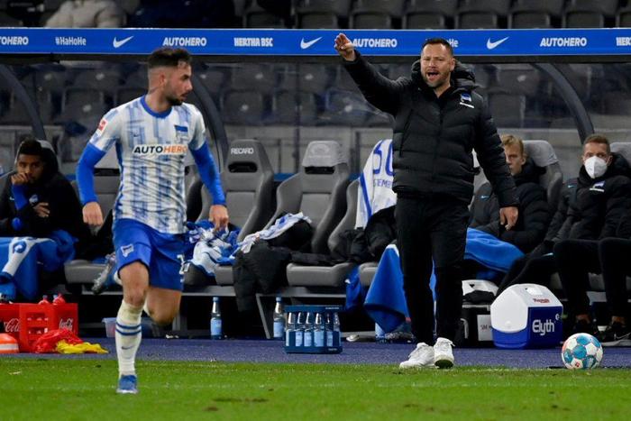 Hertha Berlin coach Pal Dardai (R)