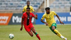 Andre-Frank Zambo Anguissa (R) of Cameroon and Gerald Phiri (L) of Malawi seek possession during a 2022 World Cup qualifier in Soweto on Saturday.
