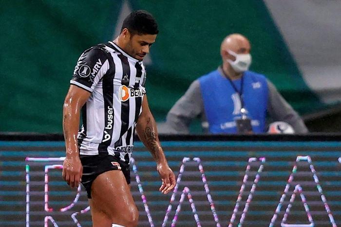 Atletico Mineiro's Hulk reacts after missing a penalty during the all-Brazilian Copa Libertadores semifinal first leg match against Palmeiras on Tuesday