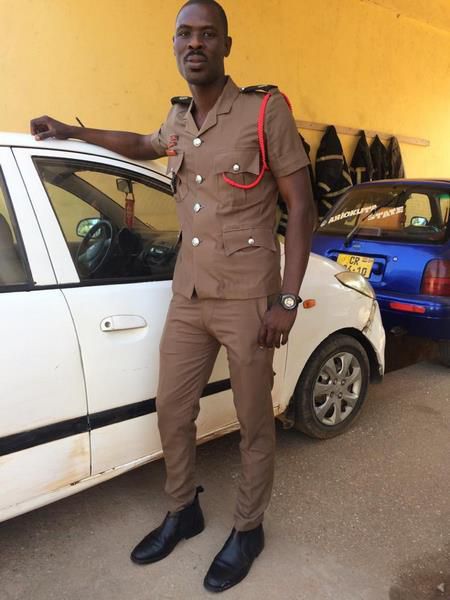 Fire service officer drowns & dies while rescuing 3 men from a well (videos)