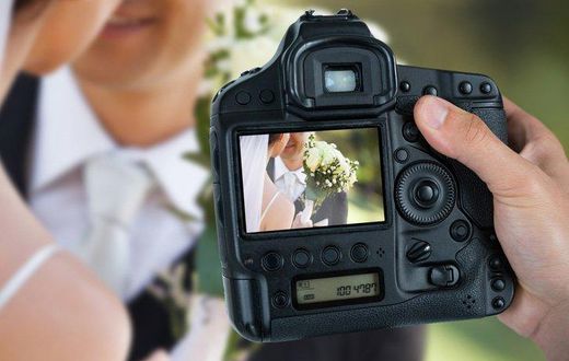 Angry photographer deletes wedding photos in front of groom over food