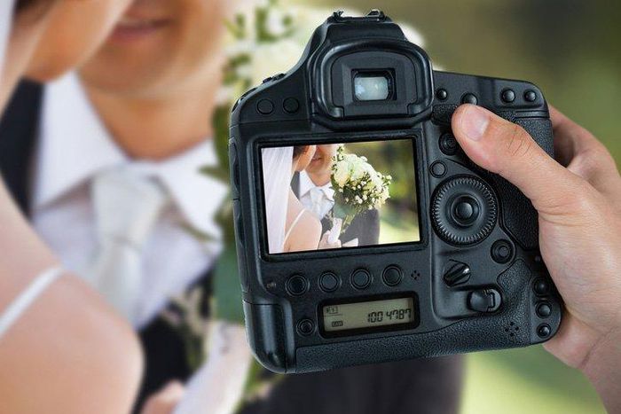 Angry photographer deletes wedding photos in front of groom over food