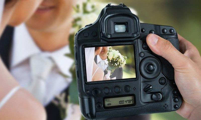 Angry photographer deletes wedding photos in front of groom over food