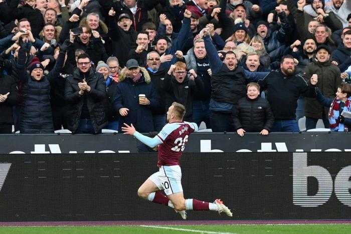 West Ham's Jarrod Bowen celebrates scoring his equaliser against Chelsea