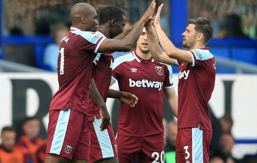 West Ham defender Angelo Ogbonna (L) celebrates after scoring at Everton