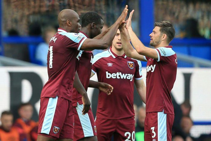 West Ham defender Angelo Ogbonna (L) celebrates after scoring at Everton