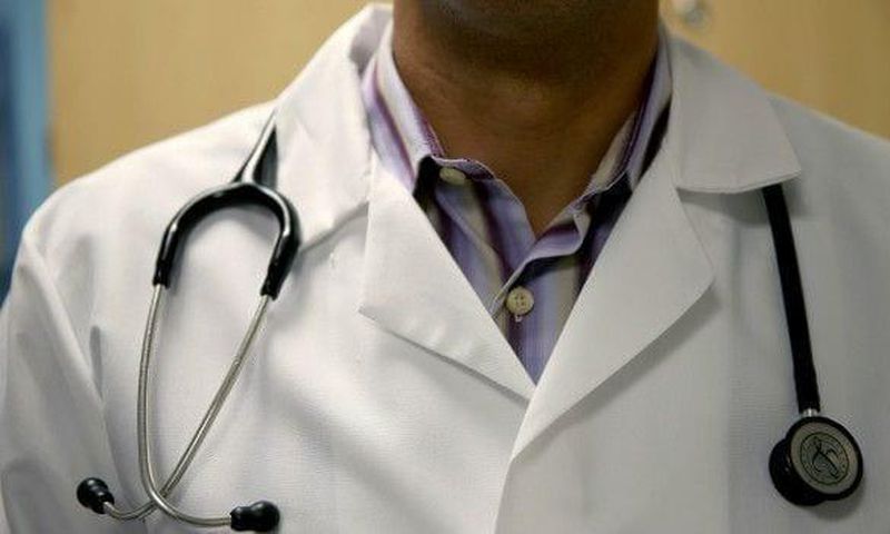 Police arrest fake doctor and his daughter red-handed attending to patients