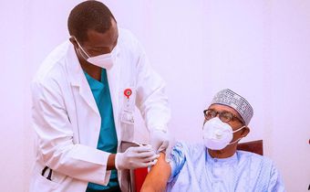 President Buhari receives first dose of Oxford/AstraZeneca COVID-19 vaccine on March 6, 2021 (Tolani Alli)