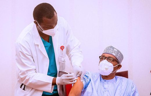 President Buhari receives first dose of Oxford/AstraZeneca COVID-19 vaccine on March 6, 2021 (Tolani Alli)