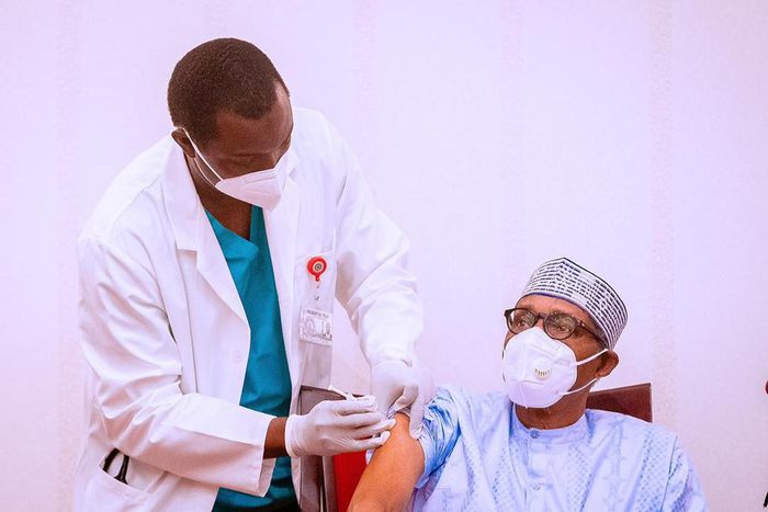 President Buhari receives first dose of Oxford/AstraZeneca COVID-19 vaccine on March 6, 2021 (Tolani Alli)
